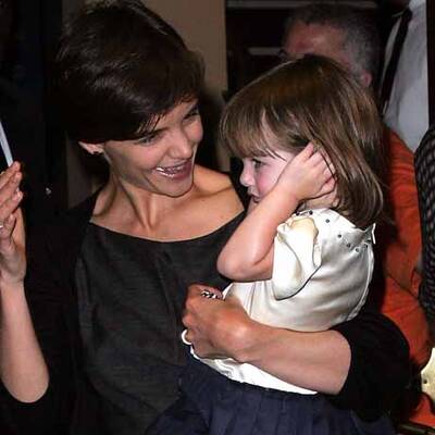 Warum zerren sie Suri so vor die Kameras?