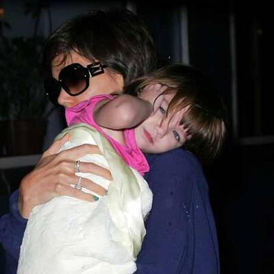 Warum zerren sie Suri so vor die Kameras?