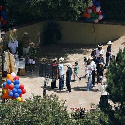 Suris Geburtstag: TomKat küssen gegen Gerüchte