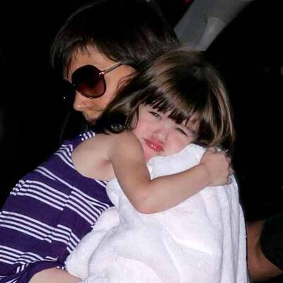 Warum zerren sie Suri so vor die Kameras?