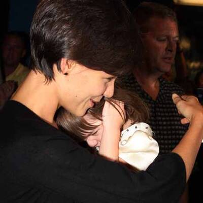 Warum zerren sie Suri so vor die Kameras?