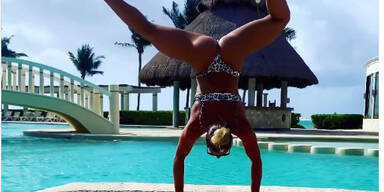 Abfahrtsqueen mit hei&szlig;em Handstand