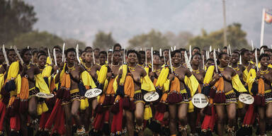 Tausende Jungfrauen tanzen f&uuml;r den K&ouml;nig