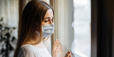 Frau mit Maske in Heim Quarantäne