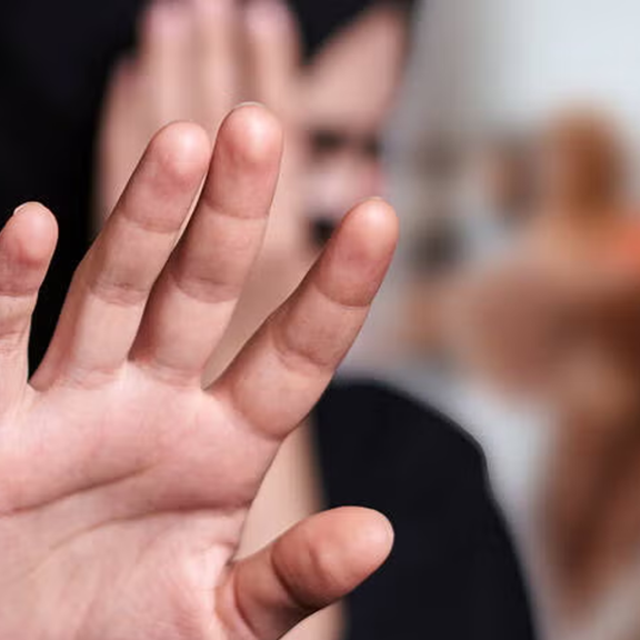 Syrer tyrannisierte und verprügelte Frau und acht Kinder!