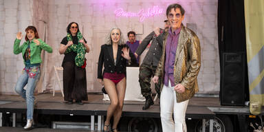 B&uuml;hne auf R&auml;dern: Lkw wird zur Comedy-Zentrale