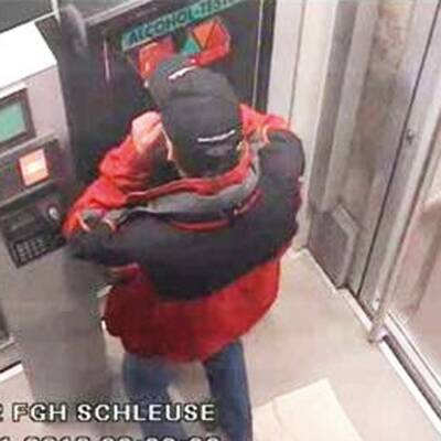 Er kann ungehindert ins Bordell.