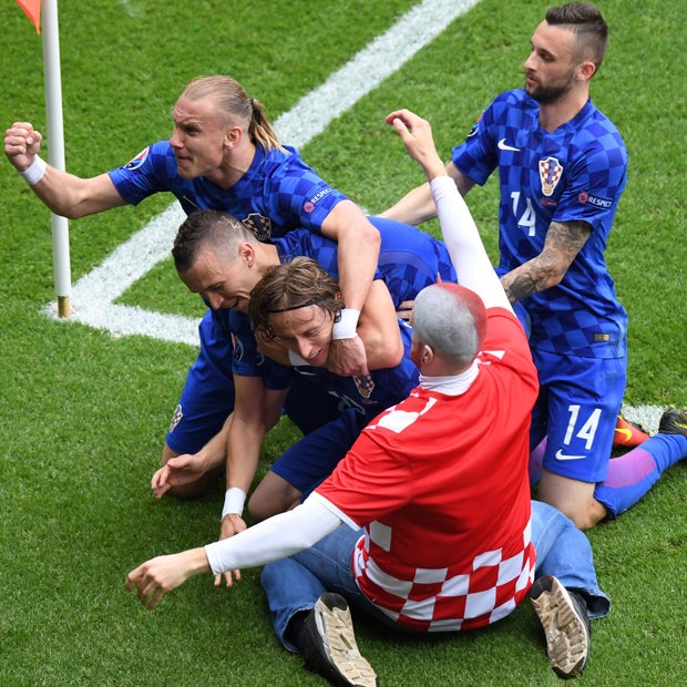 Kroatien-Fan jubelt mit Team