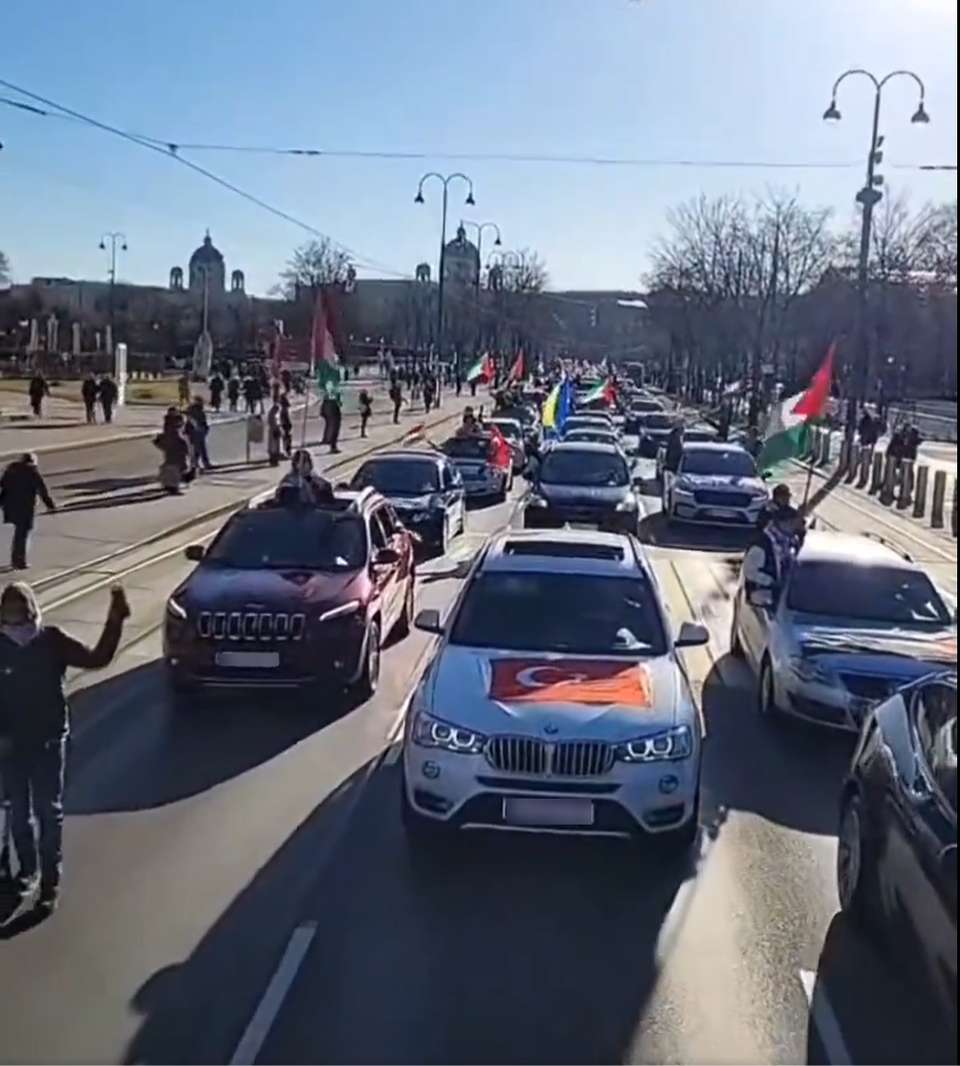 Türkei-Flagge auf Auto bei Anti-Israel-Demo