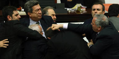 Schl&auml;gerei im t&uuml;rkischen Parlament