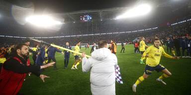 T&uuml;rkische Fans greifen Spieler nach Abpfiff an