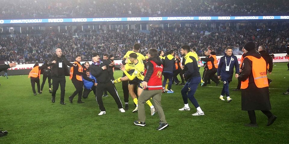 Türkische Fans greifen Spieler nach Abpfiff an