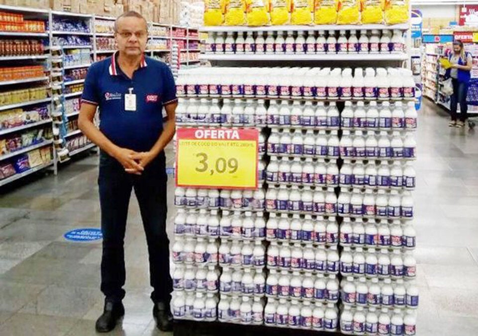 Mitarbeiter bricht tot zusammen - Kunden kaufen weiter ein