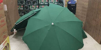 Mitarbeiter bricht tot zusammen - Kunden kaufen weiter ein