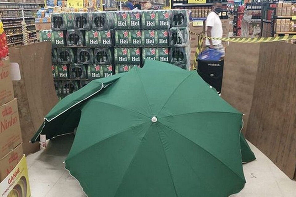 Mitarbeiter bricht tot zusammen - Kunden kaufen weiter ein