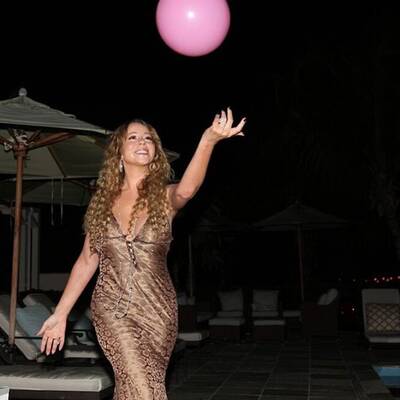 Mariah Carey springt Meerjungfrau