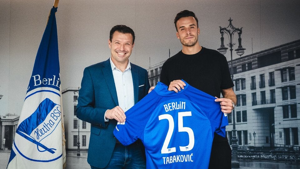 Tabakovic lacht schon im Hertha-Dress