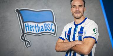 Tabakovic lacht schon im Hertha-Dress