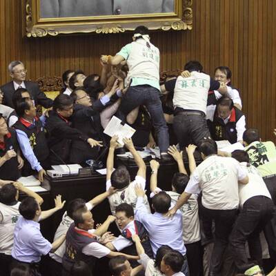 Massenschlägerei im taiwanesischen Parlament