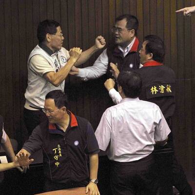 Massenschlägerei im taiwanesischen Parlament