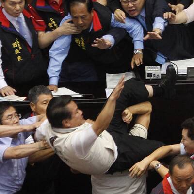 Massenschlägerei im taiwanesischen Parlament