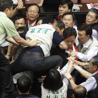 Massenschlägerei im taiwanesischen Parlament