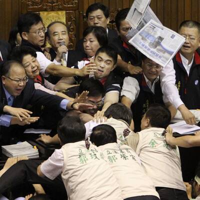Massenschlägerei im taiwanesischen Parlament