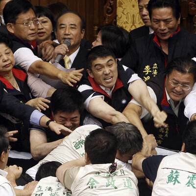 Massenschlägerei im taiwanesischen Parlament