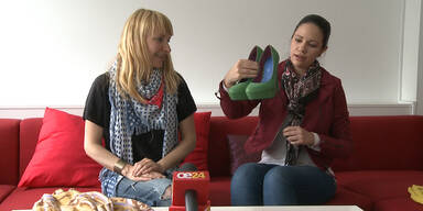 Petra und Tamara zeigen ihre Einkäufe