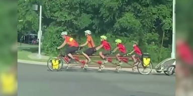 Familie auf Tandem