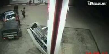 Tank-Schussel reisst Zapfs&auml;ule nieder