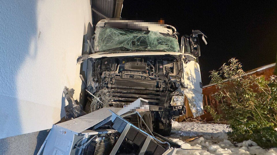 Tanklaster kracht in Haus