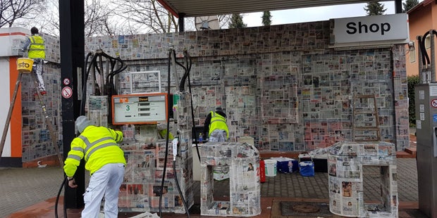 Tankstelle in Linz mit Zeitung zugeklebt