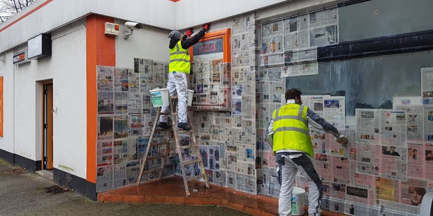 Tankstelle in Linz mit Zeitung zugeklebt