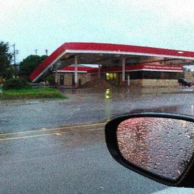 Autos versinken im Regen