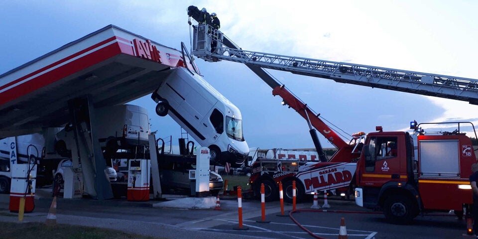 Autotransporter reißt Tankstelle nieder