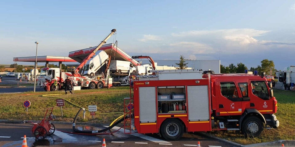 Autotransporter reißt Tankstelle nieder
