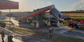 Autotransporter reißt Tankstelle nieder