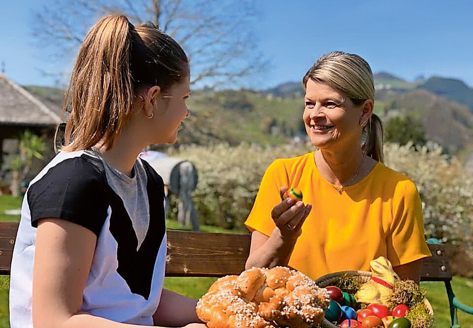 Politiker daheim auf Eiersuche