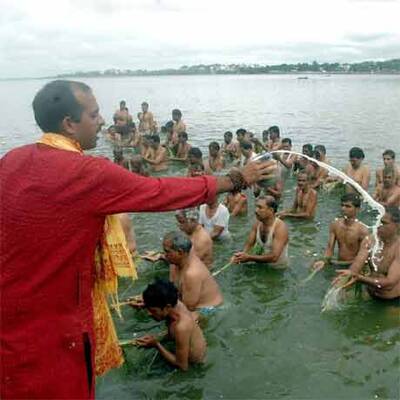 Hindus erinnern sich an ihre Vorfahren