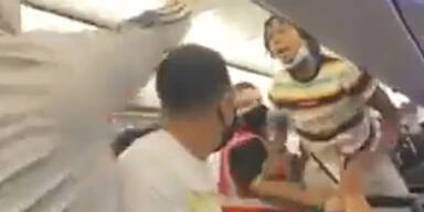 Maskenverweigerin im Flieger getasert | Tumultartige Szenen