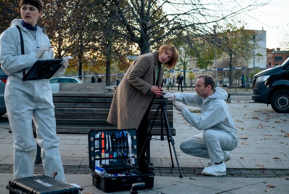  Zusammen mit Kriminaltechnikerin Nancy Bauer (Johanna Polley, li.) versuchen Susanne Bonard (Corinna Harfouch, mi.) und Robert Karow (Mark Waschke, re.) herauszufinden, aus welcher Richtung der Schuss kam.