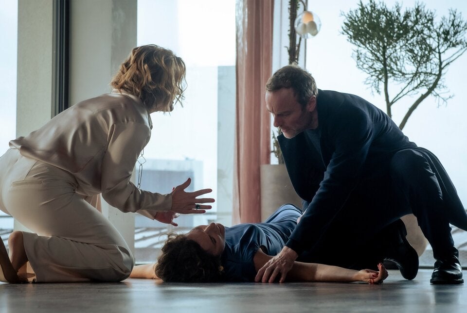  Nach dem Schuss auf Elisabeta Alvarez (Clelia Sarto, mi.) versucht Robert Karow (Mark Waschke, re.) zusammen mit Ulrike Menzel (Tara Linke, li.) erste Hilfe zu leisten.