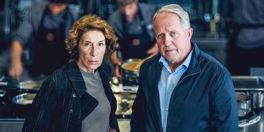 Neuhauser und Krassnitzer wetzenam Tatort die Messer