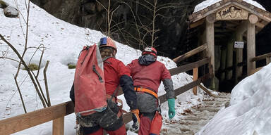 In H&ouml;hle gefangen: Taucher sollen Forscher retten