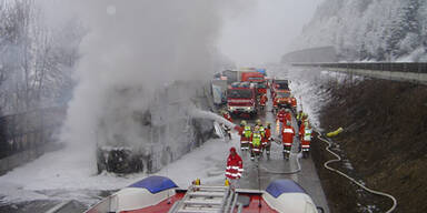 Bus auf der Tauernautobahn ausgebrannt