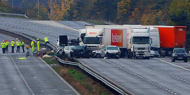 Mindestens sieben Tote bei Massencrash 
