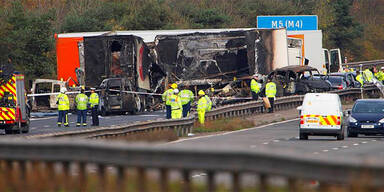Mindestens sieben Tote bei Massencrash 