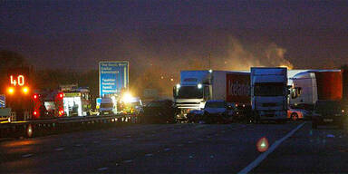 Mindestens sieben Tote bei Massencrash 