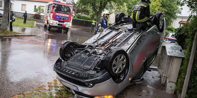 Taxi landete nach Kollision auf dem Dach